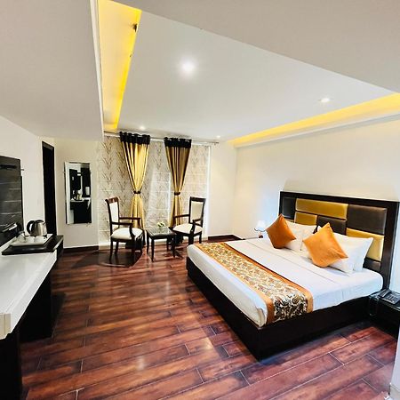 Hotel Aura Ip Grand Karkardooma Metro Station New Delhi Couple Friendly Exteriör bild