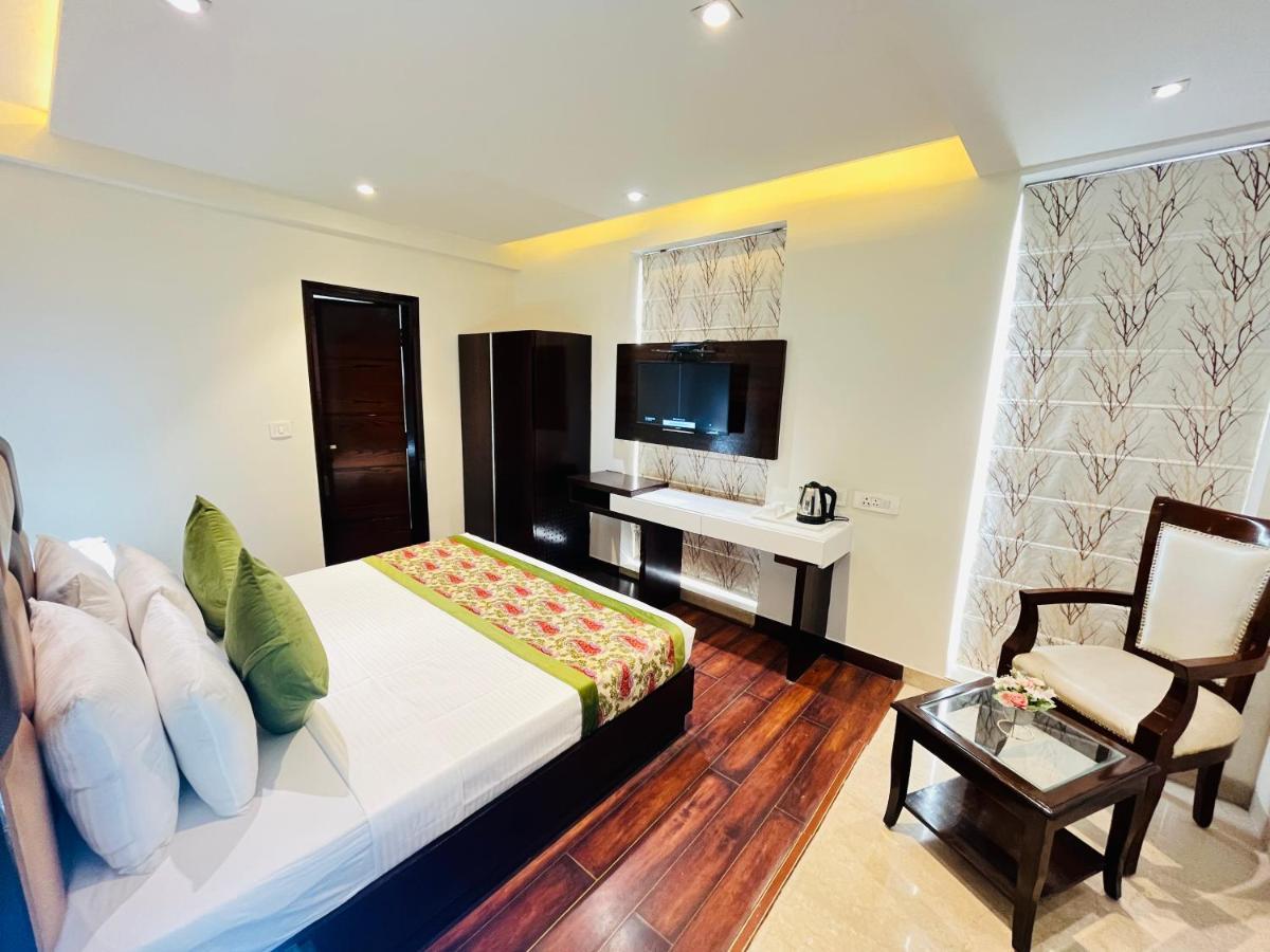 Hotel Aura Ip Grand Karkardooma Metro Station New Delhi Couple Friendly Exteriör bild
