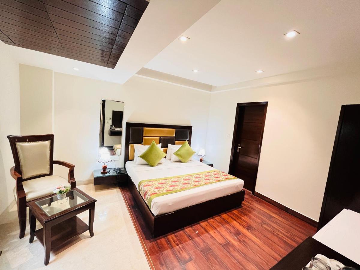 Hotel Aura Ip Grand Karkardooma Metro Station New Delhi Couple Friendly Exteriör bild
