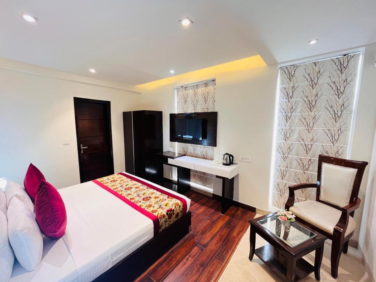 Hotel Aura Ip Grand Karkardooma Metro Station New Delhi Couple Friendly Exteriör bild