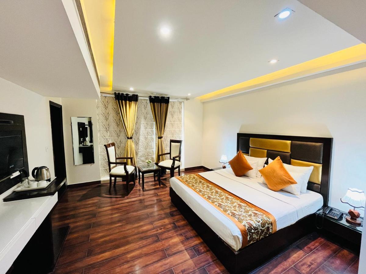 Hotel Aura Ip Grand Karkardooma Metro Station New Delhi Couple Friendly Exteriör bild