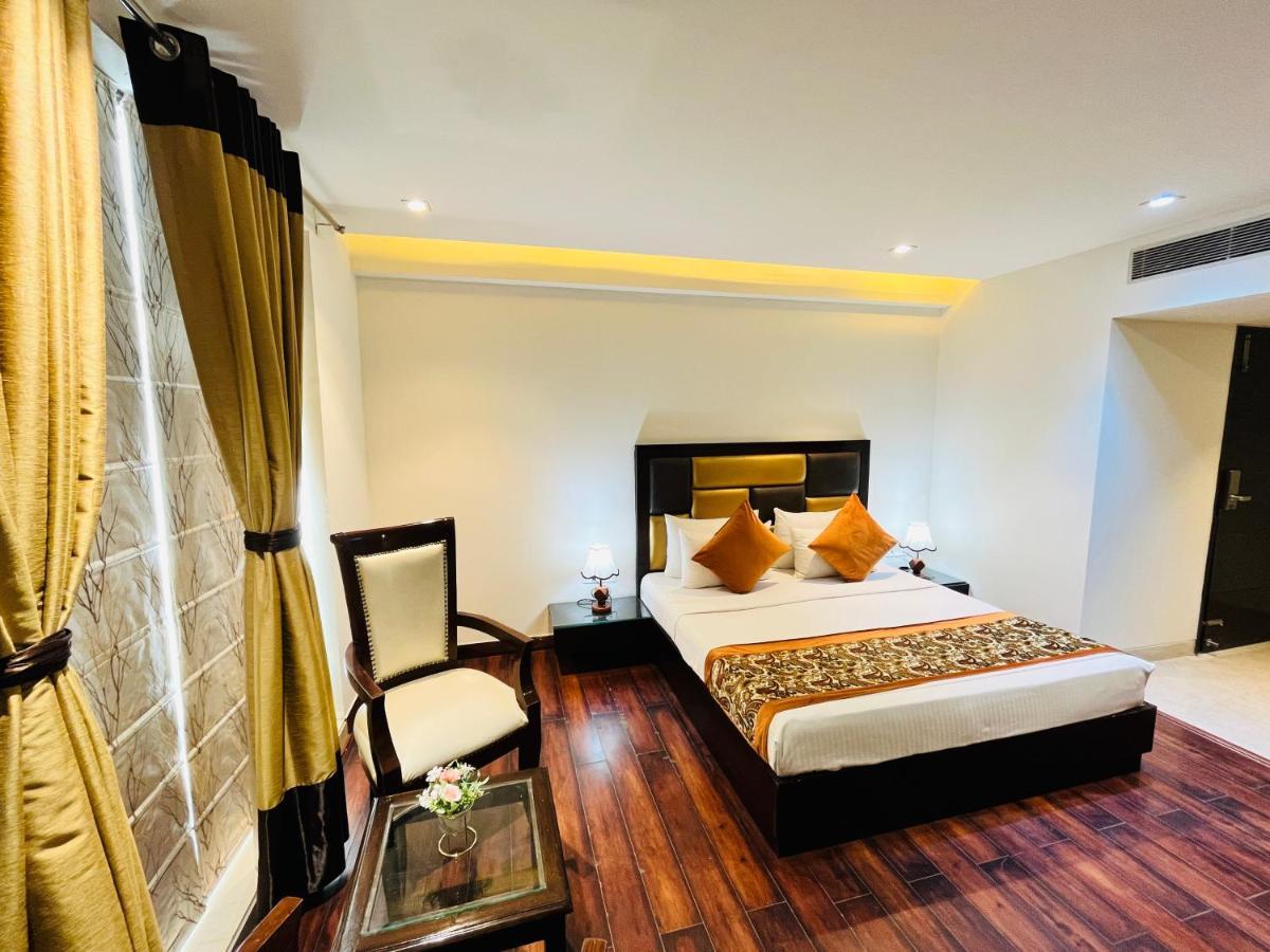 Hotel Aura Ip Grand Karkardooma Metro Station New Delhi Couple Friendly Exteriör bild