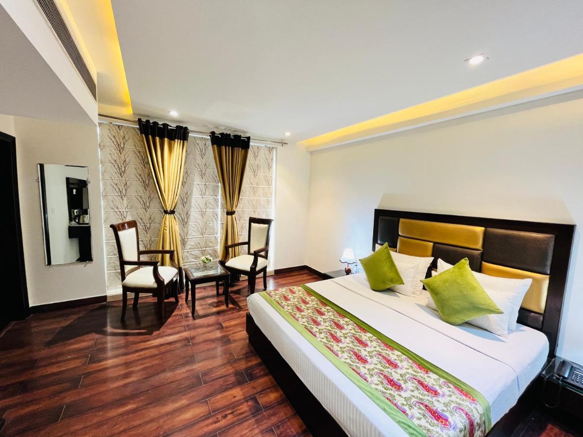 Hotel Aura Ip Grand Karkardooma Metro Station New Delhi Couple Friendly Exteriör bild