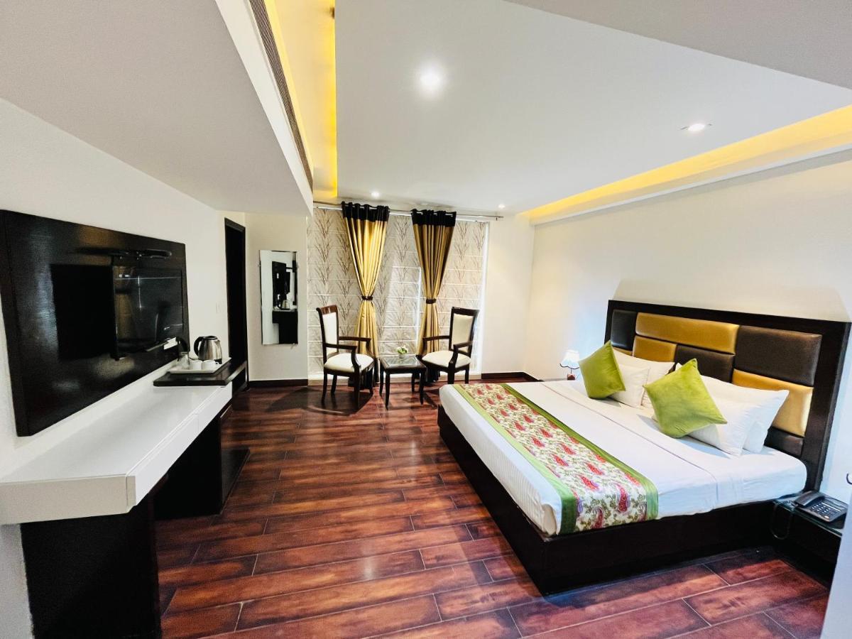 Hotel Aura Ip Grand Karkardooma Metro Station New Delhi Couple Friendly Exteriör bild