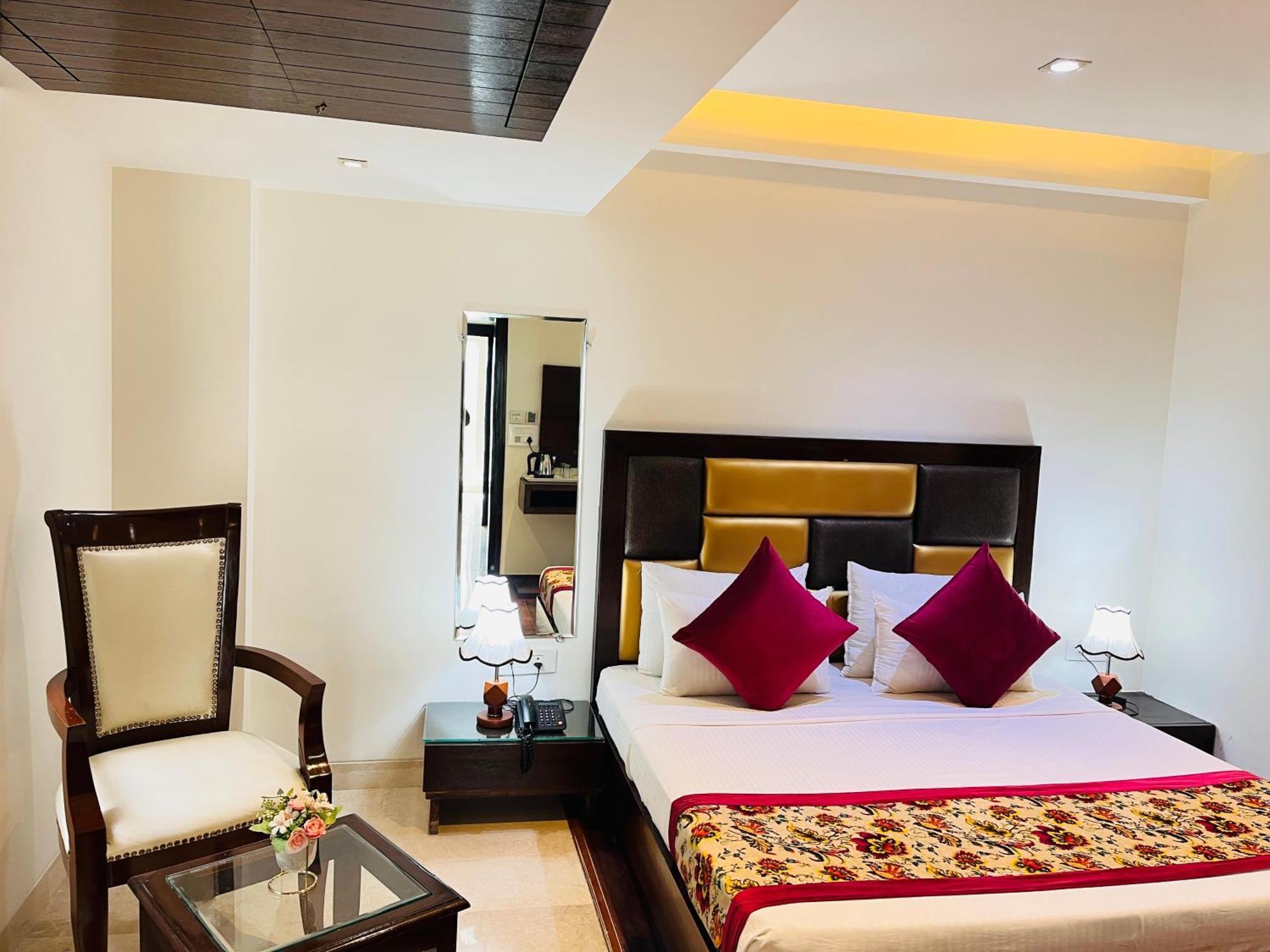 Hotel Aura Ip Grand Karkardooma Metro Station New Delhi Couple Friendly Exteriör bild