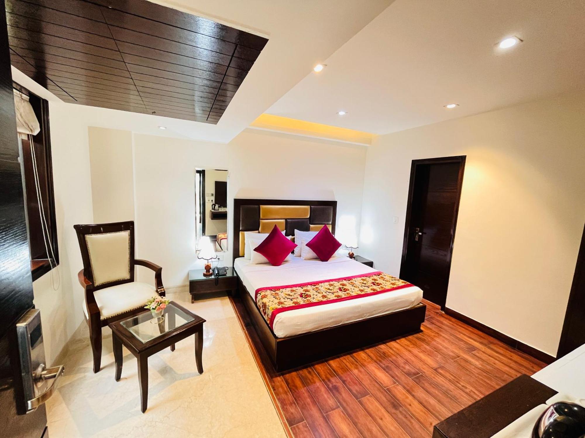 Hotel Aura Ip Grand Karkardooma Metro Station New Delhi Couple Friendly Exteriör bild