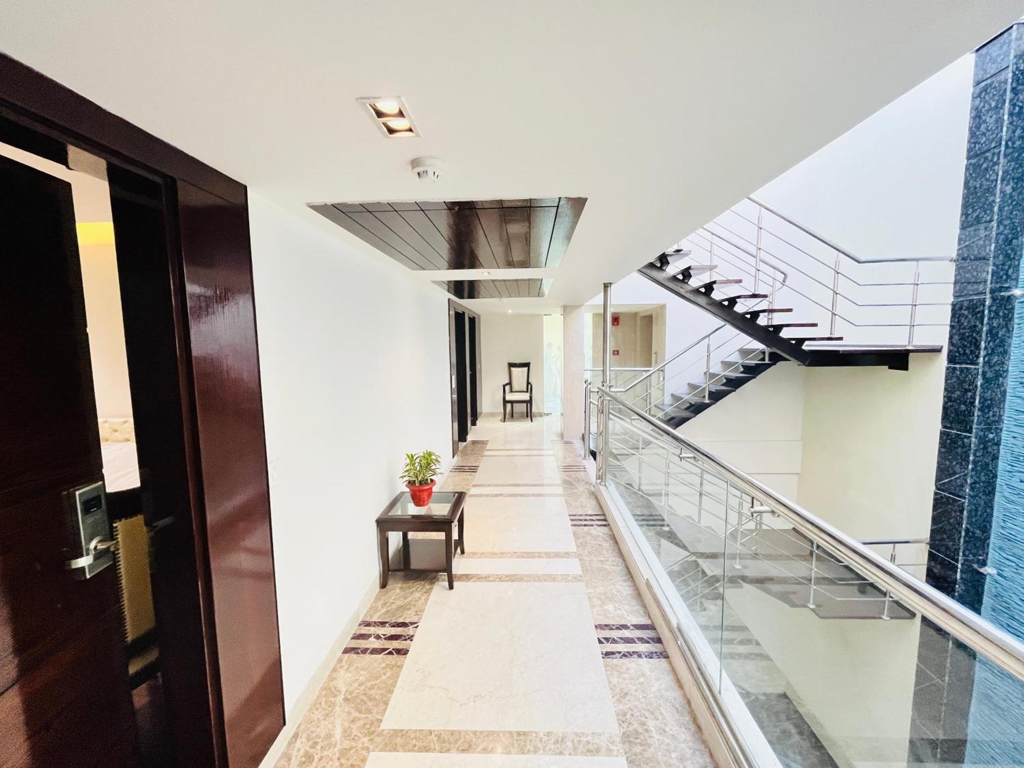 Hotel Aura Ip Grand Karkardooma Metro Station New Delhi Couple Friendly Exteriör bild