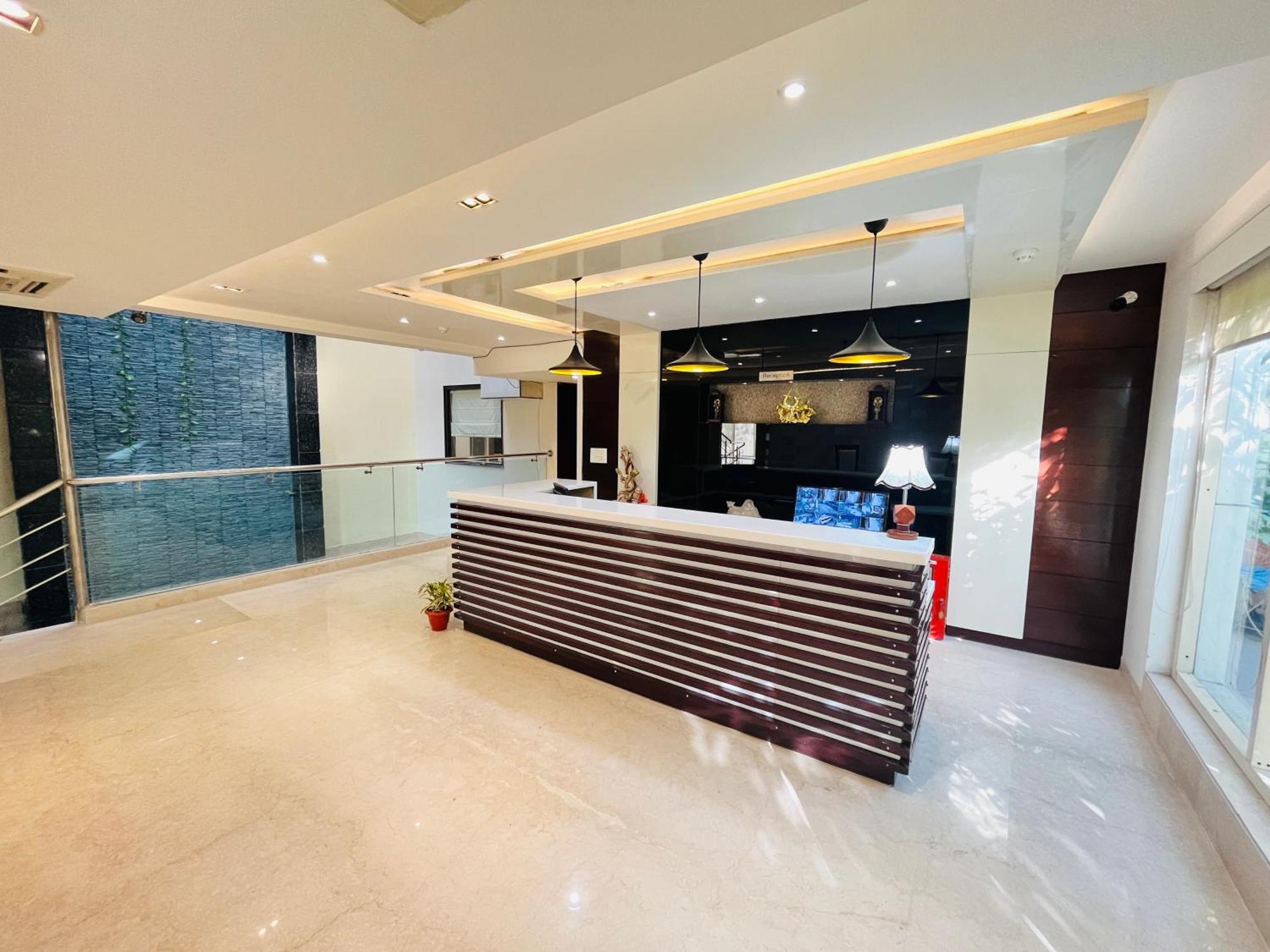 Hotel Aura Ip Grand Karkardooma Metro Station New Delhi Couple Friendly Exteriör bild