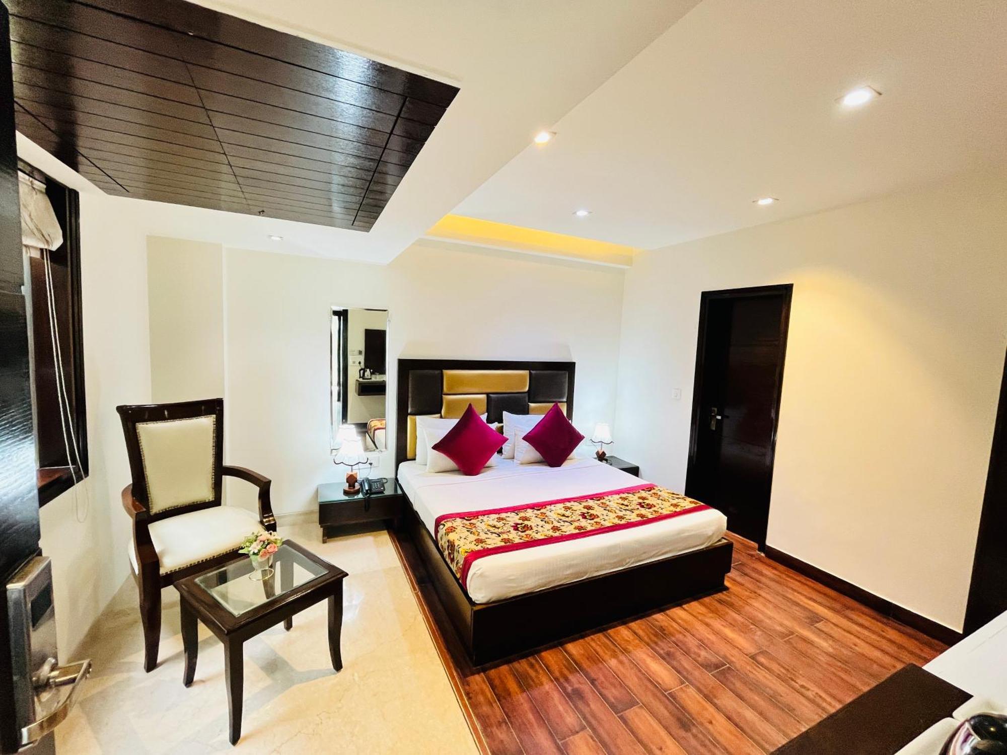 Hotel Aura Ip Grand Karkardooma Metro Station New Delhi Couple Friendly Exteriör bild