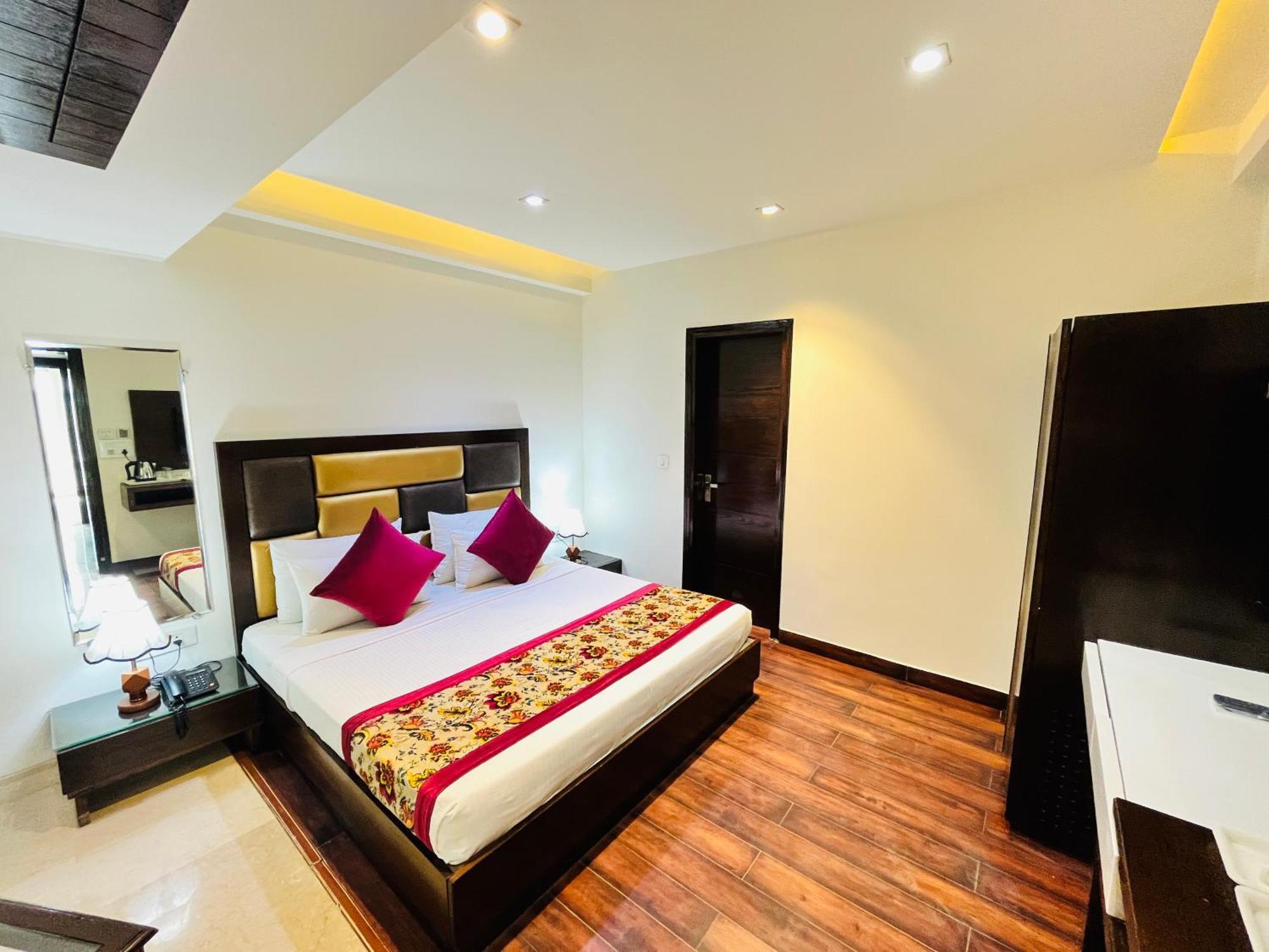 Hotel Aura Ip Grand Karkardooma Metro Station New Delhi Couple Friendly Exteriör bild