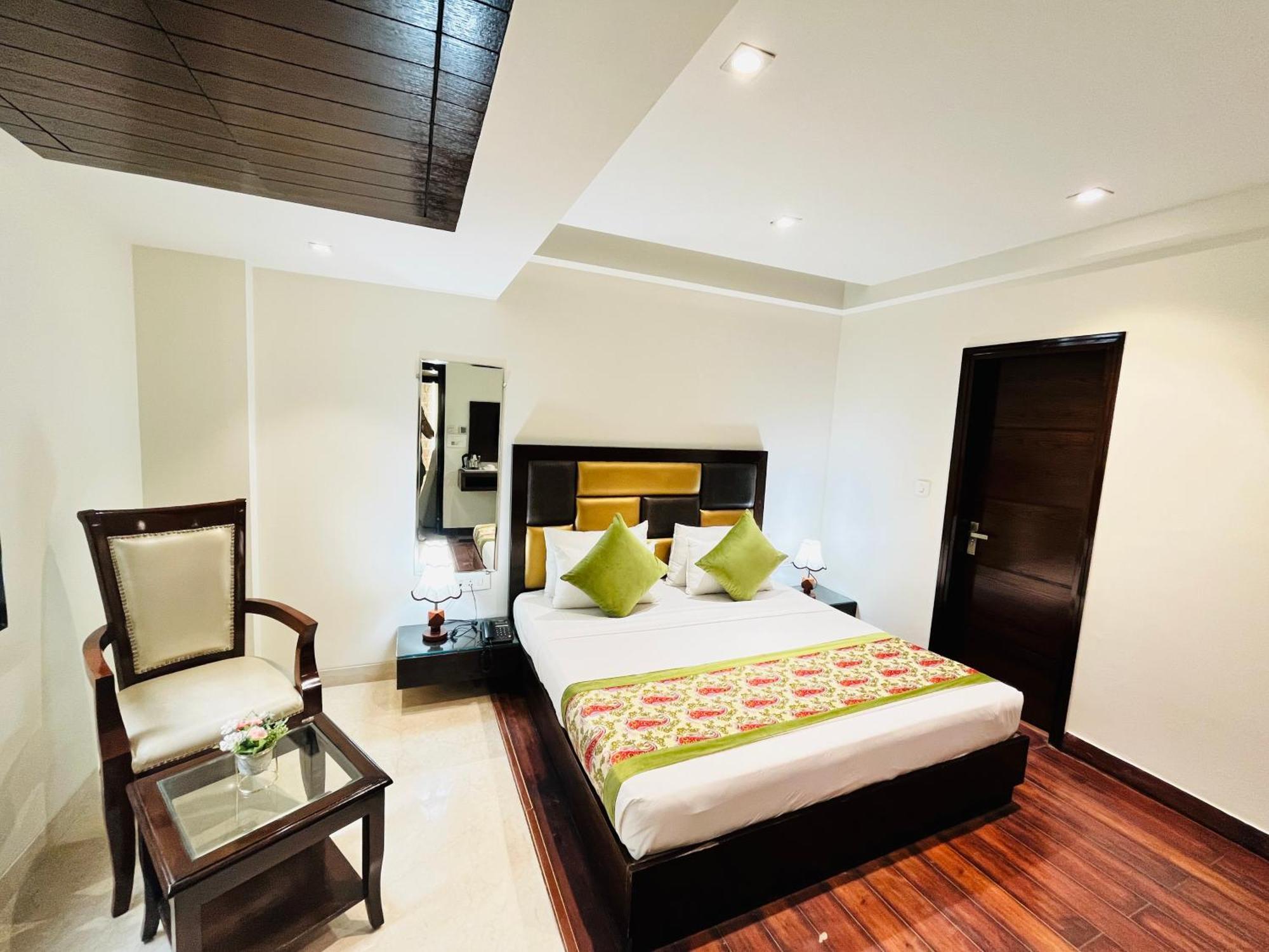 Hotel Aura Ip Grand Karkardooma Metro Station New Delhi Couple Friendly Exteriör bild