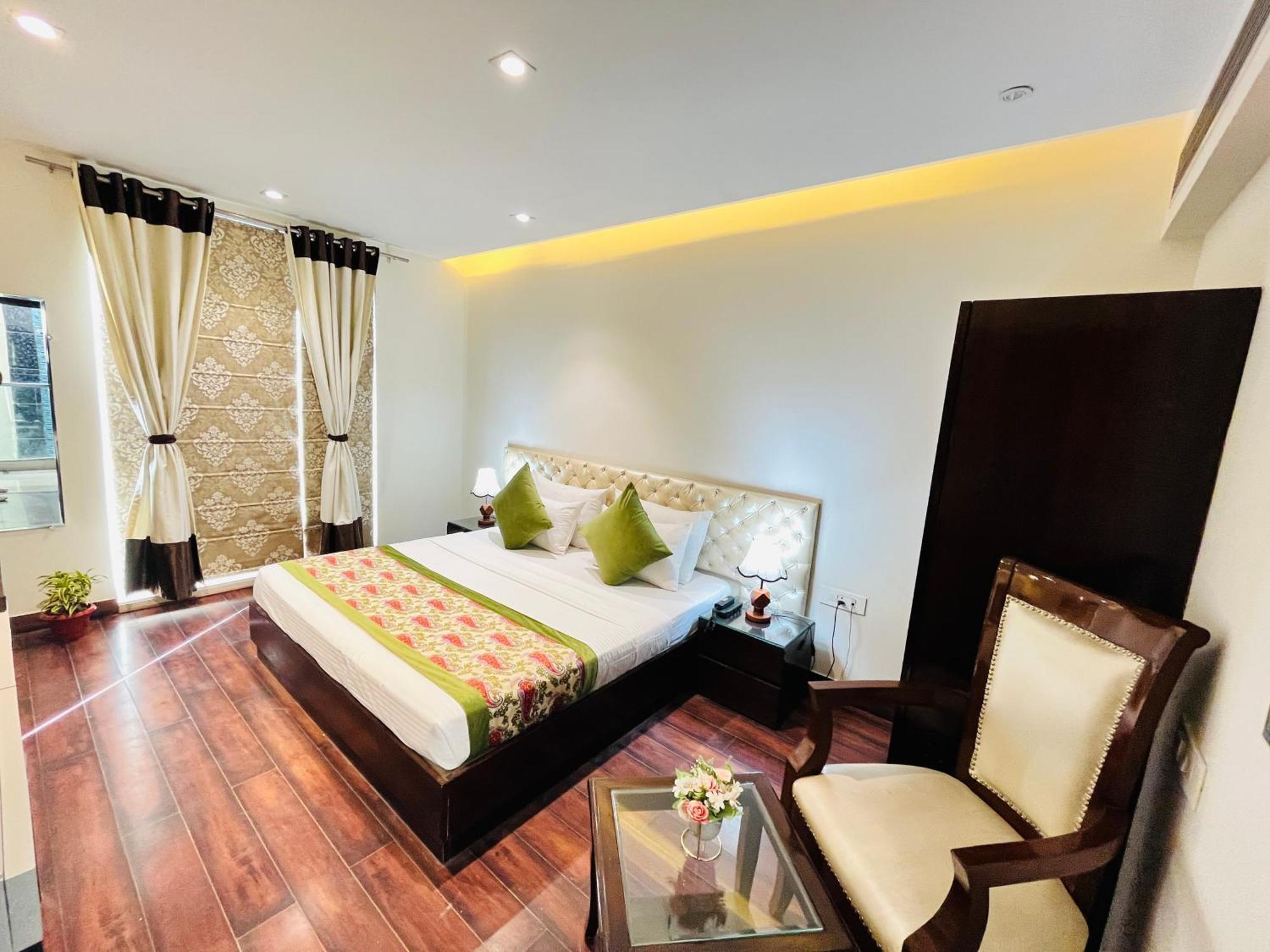 Hotel Aura Ip Grand Karkardooma Metro Station New Delhi Couple Friendly Exteriör bild