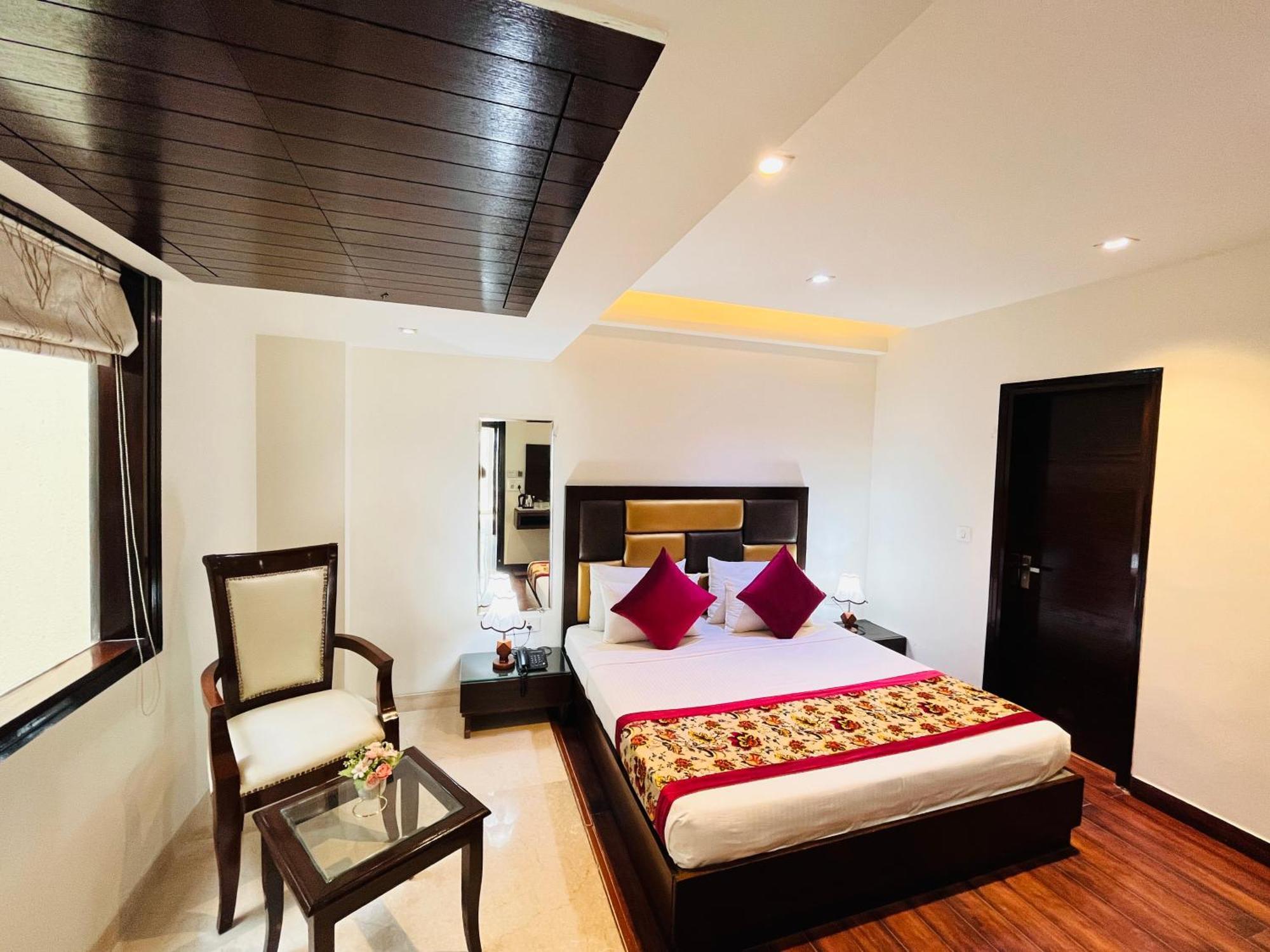Hotel Aura Ip Grand Karkardooma Metro Station New Delhi Couple Friendly Exteriör bild