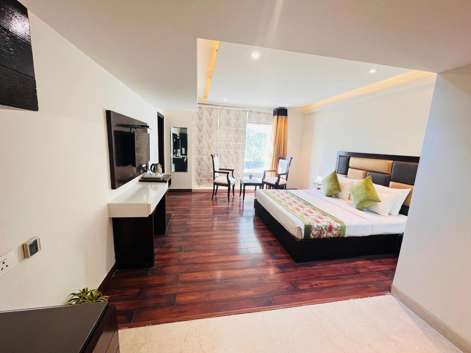 Hotel Aura Ip Grand Karkardooma Metro Station New Delhi Couple Friendly Exteriör bild