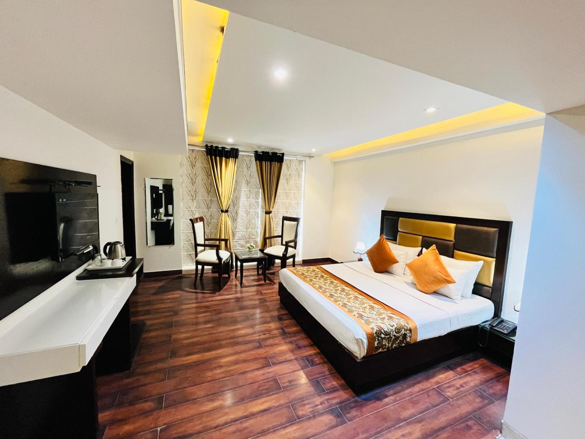 Hotel Aura Ip Grand Karkardooma Metro Station New Delhi Couple Friendly Exteriör bild