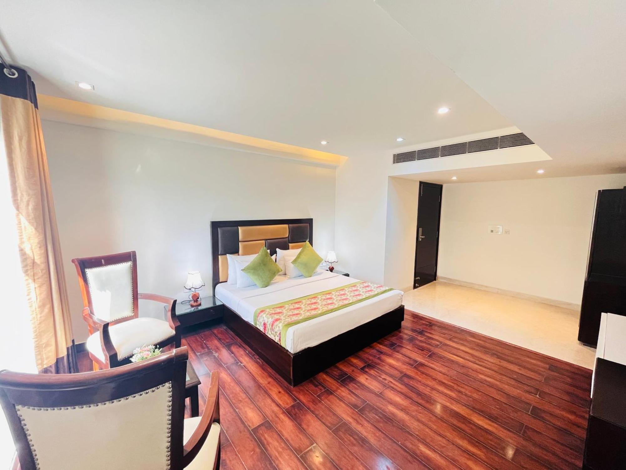 Hotel Aura Ip Grand Karkardooma Metro Station New Delhi Couple Friendly Exteriör bild