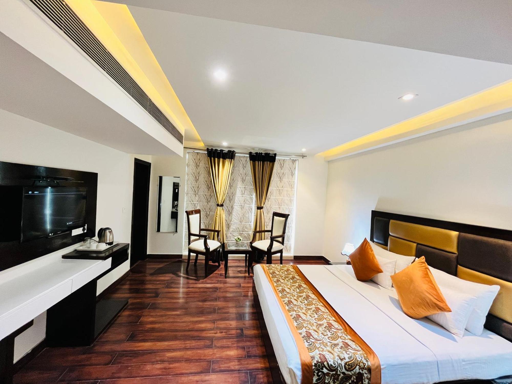 Hotel Aura Ip Grand Karkardooma Metro Station New Delhi Couple Friendly Exteriör bild
