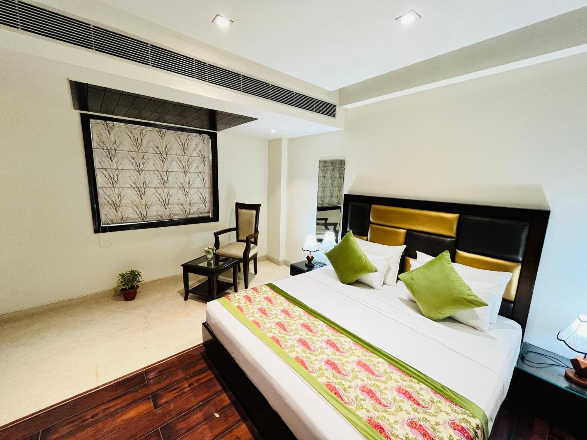 Hotel Aura Ip Grand Karkardooma Metro Station New Delhi Couple Friendly Exteriör bild