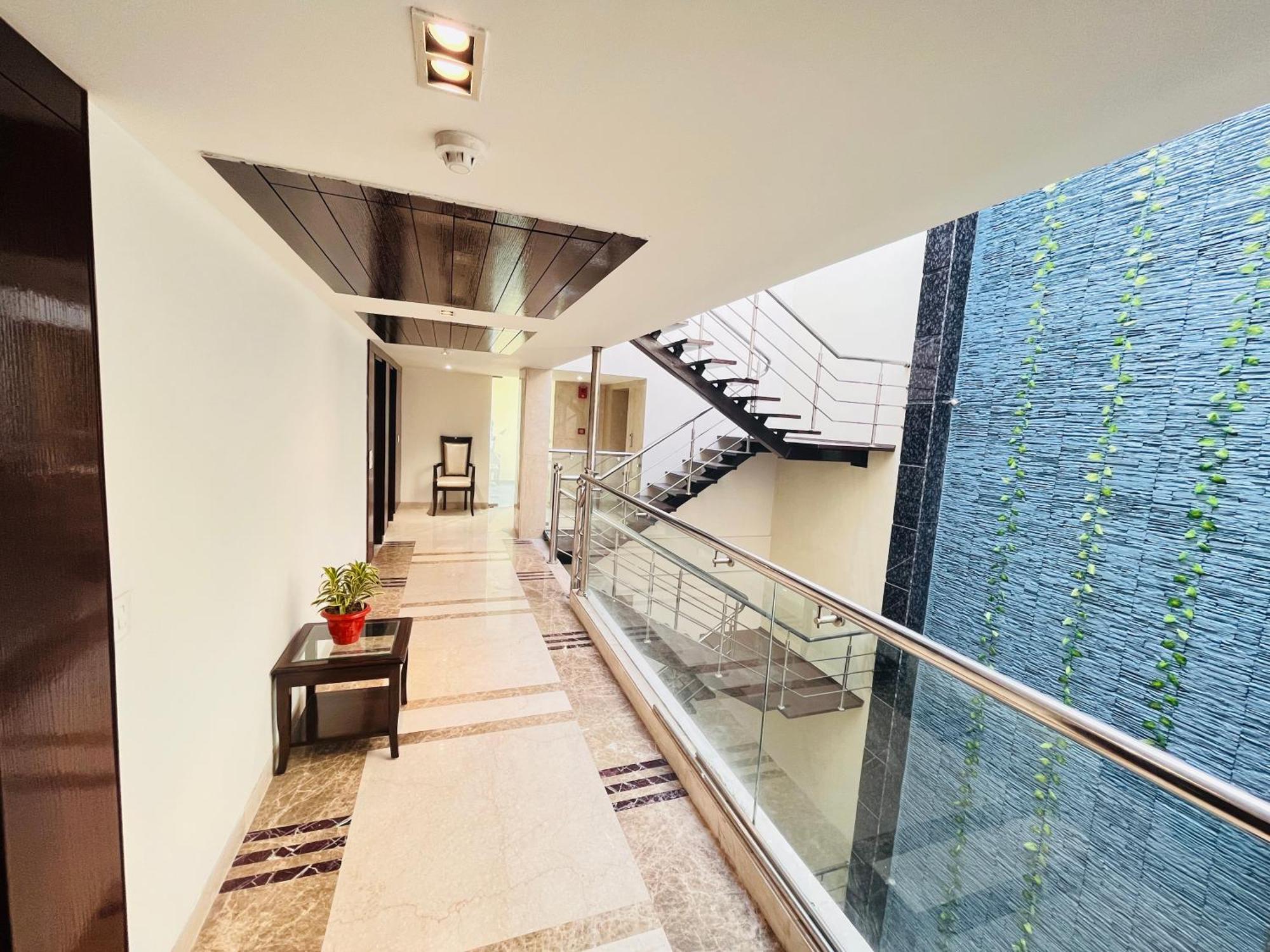 Hotel Aura Ip Grand Karkardooma Metro Station New Delhi Couple Friendly Exteriör bild